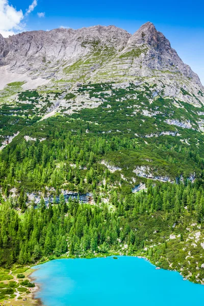 Tyrkysové sorapis jezero v cortina d'ampezzo, s hor Dolomit — Stock fotografie