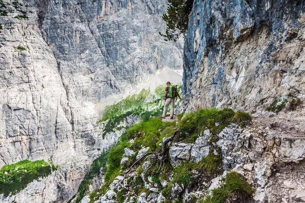 Mladý muž batohem chodí horská stezka cinque torri, VR — Stock fotografie