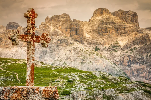 Горы вокруг Tre Cime di Lavaredo - Доломиты, Италия — стоковое фото