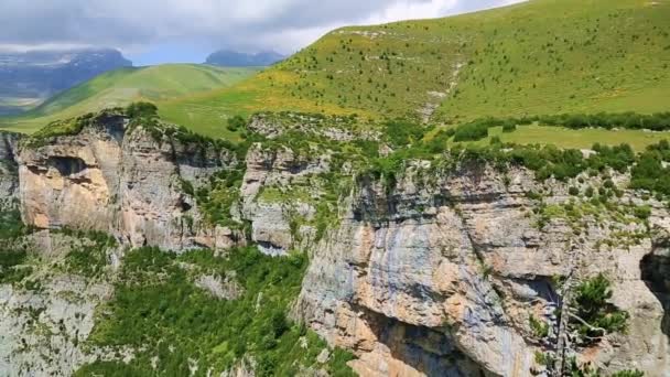 Vista del macizo de Monte Perdido y Valle del Anisclo en el Parque Nacional de Ordesa, Pirineos, Huesca, Aragón, España — Vídeos de Stock