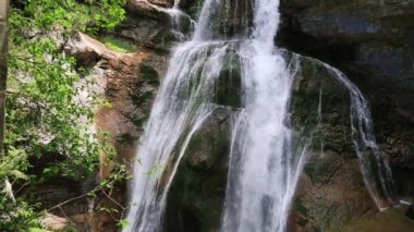 Cascada de la cueva şelale ordesa Vadisi pyrenees huesca, İspanya arazas nehir