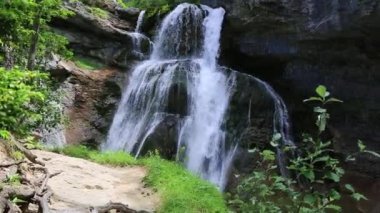 Cascada de la cueva şelale ordesa Vadisi pyrenees huesca, İspanya arazas nehir
