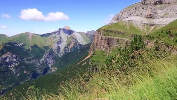 Nationaalpark van Ordesa y monte perdido, faja de las flores — Stockvideo