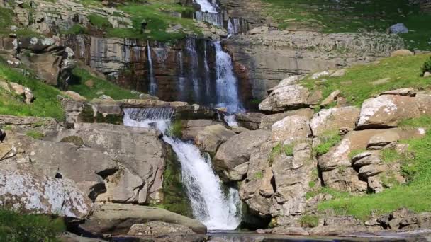 Cachoeira de cotatuero sob Monte Perdido no Vale de Ordesa Aragão Pirinéus Huesca de Espanha — Vídeo de Stock