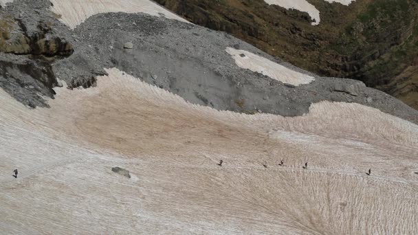 Climber team at the climbing in Pyrenees mountains.La Brecha de Rolando — Stock Video