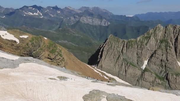 Berg pic des sarradets is gefotografeerd vanaf het breche de roland in zomer Pyreneeën. — Stockvideo