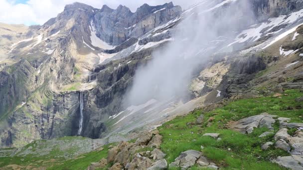The Cirque of Gavarnie with famous waterfall, Pyrenees, France. — Stock Video