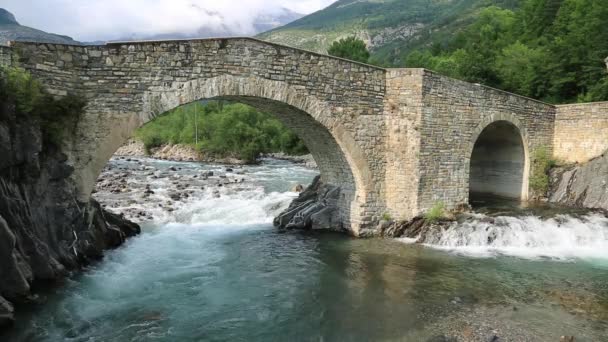 Rio ara Fluss in der Torla im Valle de Ordesa Tal Pyrenäen huesca aragon in Spanien — Stockvideo