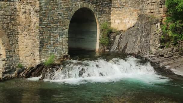 Ρίο ποταμού ara σε το torla στο huesca Πυρηναία, κοιλάδα valle de ordesa aragon στην Ισπανία — Αρχείο Βίντεο