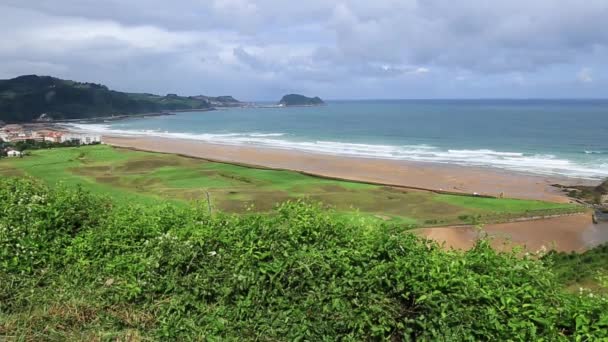 Panoramatický pohled zarautz s guetaria na pozadí za jasného slunečného letního dne. — Stock video