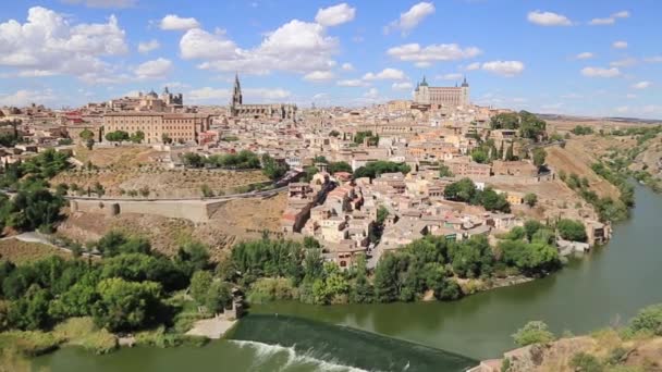 Vista de Toledo con Alcázar en la cima, Ciudad Medieval, España . — Vídeo de stock