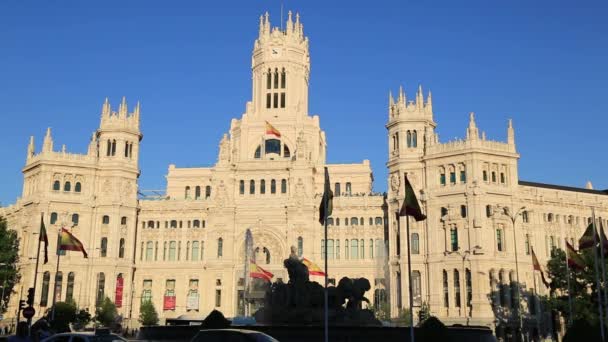 Il Palazzo Cibeles è il più importante degli edifici di Plaza de Cibeles a Madrid, Spagna. Questo imponente edificio è il municipio di Madrid . — Video Stock