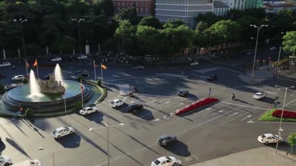 Στο σιντριβάνι Cibeles στη Μαδρίτη, Ισπανία. ένα από τα πιο γνωστά σύμβολα της πόλης της Μαδρίτης — Αρχείο Βίντεο