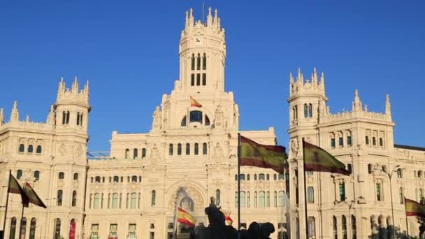 Cibeles Palace является самым известным зданием на площади Plaza de Cibeles в Мадриде, Испания. Это впечатляющее здание - мэрия Мадрида . — стоковое видео