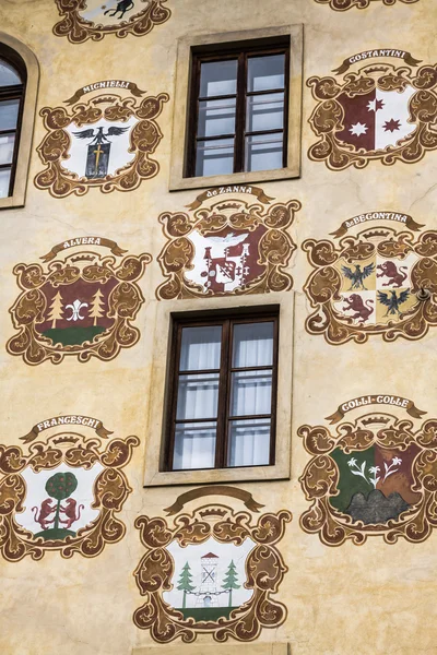 Finestra tradizionale del tipico vecchio edificio veneziano — Foto Stock