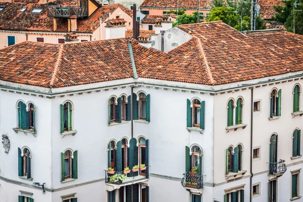 Traditionella fönster i typisk gamla Venedig byggnad — Stockfoto