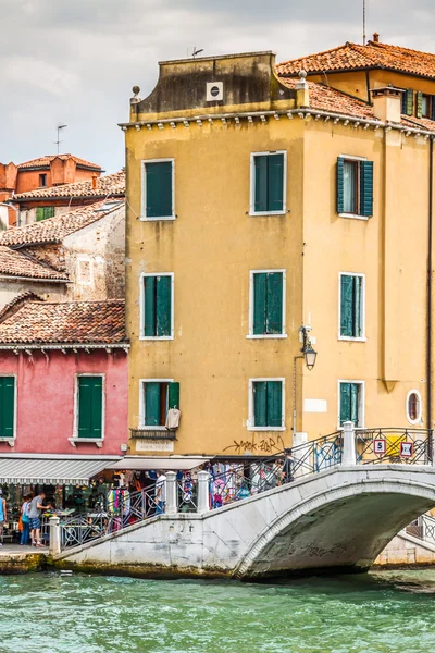 ヴェネツィア、イタリアの美しい運河を表示します。 — ストック写真