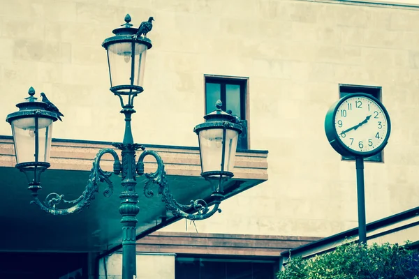 Lantern on the facade of old italian house. Venice — Stock Photo, Image