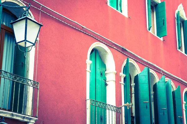 传统的典型老威尼斯建筑窗口 — 图库照片