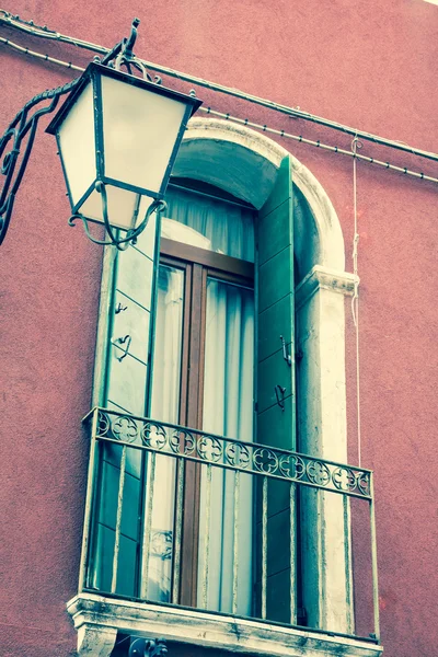 Ventana tradicional del típico edificio antiguo de Venecia — Foto de Stock