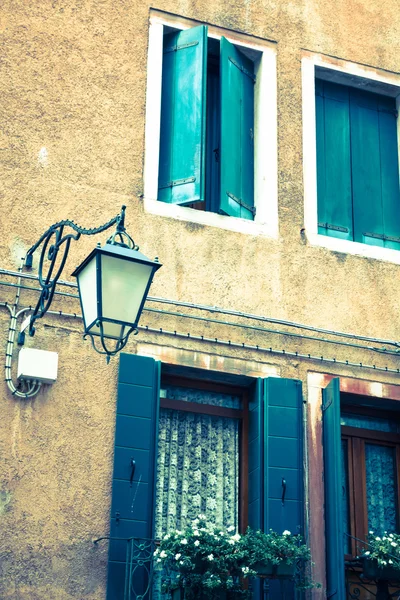 Tradiční okno typické staré benátské budovy — Stock fotografie