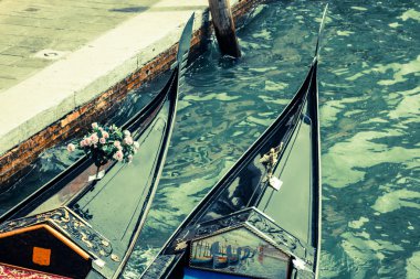 Gondolda büyük kanal Venedik'in tarihi merkezinde
