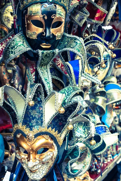 Máscaras de carnaval de la más famosa veneciana del gran canal histo — Foto de Stock