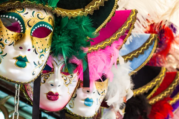 Karnevalsmasker av verdens mest berømte grand canal venice histo – stockfoto
