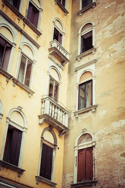 Traditionella fönster i typisk gamla Venedig byggnad — Stockfoto