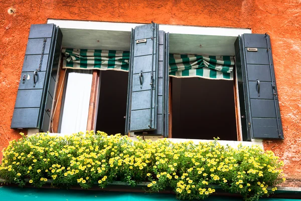 Finestra tradizionale del tipico vecchio edificio veneziano — Foto Stock