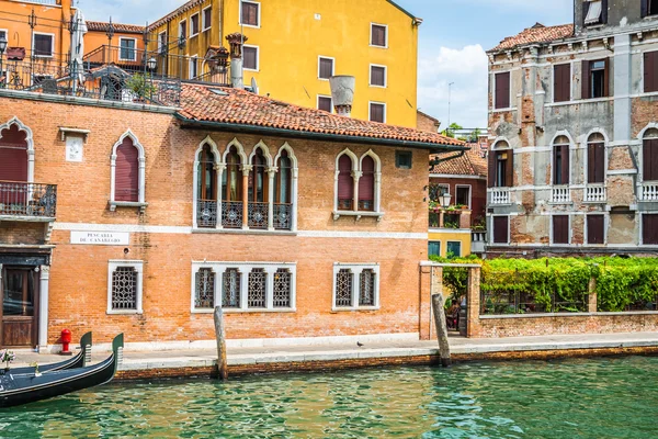 View down the picturesque canals of Venice, Italy — Stock Photo, Image