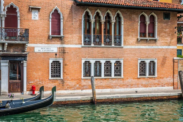 Перегляд по мальовничих каналами Венеції, Італія — стокове фото