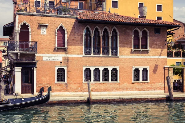 查看下风景如画的意大利威尼斯运河 — 图库照片