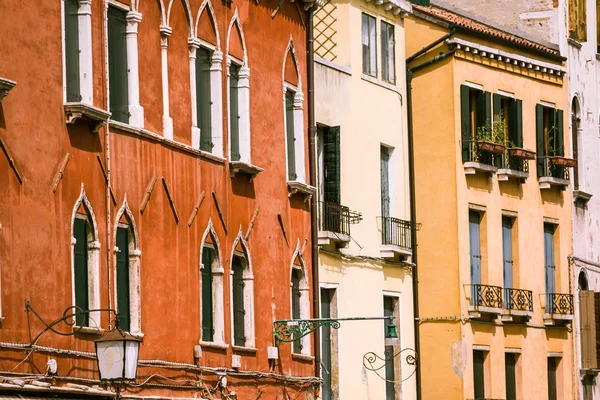 Traditionella fönster i typisk gamla Venedig byggnad — Stockfoto