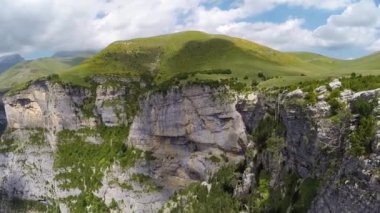 Kanyon de anisclo içinde parque nacional ordesa y monte perdido, İspanya Hava video
