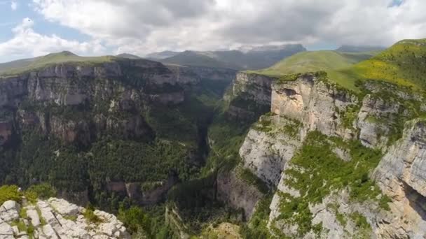 Video aereo di Canyon de Anisclo nel Parque Nacional Ordesa y Monte Perdido, Spagna — Video Stock