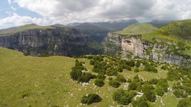 Авиационное видео Каньона Аниско в Parque Nacional Ordesa y Monte Perdido, Испания — стоковое видео