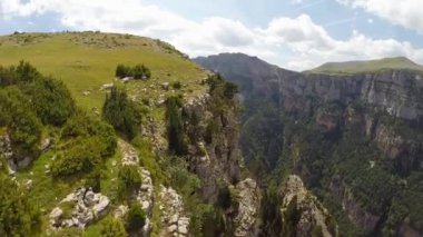 Kanyon de anisclo içinde parque nacional ordesa y monte perdido, İspanya Hava video