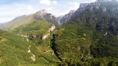Kanyon de anisclo içinde parque nacional ordesa y monte perdido, İspanya Hava video