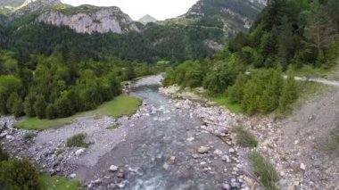 Havadan video ara Nehri parque nacional ordesa y monte perdido İspanya