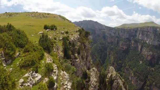 Авиационное видео Каньона Аниско в Parque Nacional Ordesa y Monte Perdido, Испания — стоковое видео