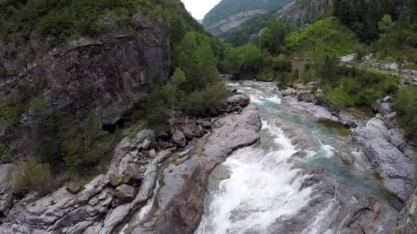 Letecká videa přes řeku ara, parque nacional ordesa y monte perdido ve Španělsku — Stock video