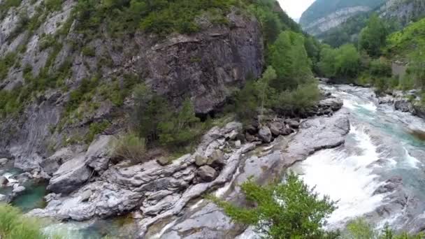 Antenn video över floden ara, parque nacional ordesa y monte perdido i Spanien — Stockvideo