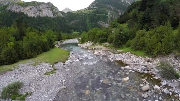 Luftbild über den Fluss ara, parque nacional ordesa y monte perdido in Spanien — Stockvideo