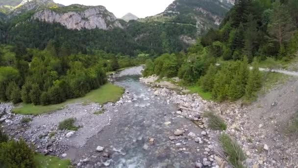 Letecká videa přes řeku ara, parque nacional ordesa y monte perdido ve Španělsku — Stock video