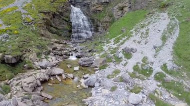 Havadan video cascada cola de caballo şelale altında monte perdido ordesa Valley aragon huesca pyrenees, İspanya
