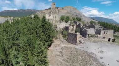 Havadan video esco, İspanyolca küçük kasabayı terk.
