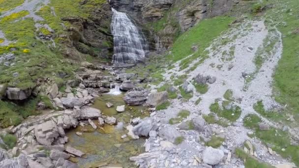 Vídeo aéreo Cascada Cola de Caballo Cascada bajo Monte Perdido en el Valle de Ordesa Aragón Pirineos Huesca de España — Vídeo de stock