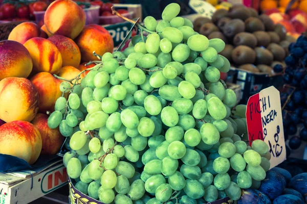Farbenfroher Lebensmittelmarkt in Venedig, Italien. Outdoor-Markt — Stockfoto