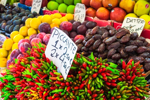 Colorato mercato alimentare a Venezia, Italia. Mercato esterno — Foto Stock